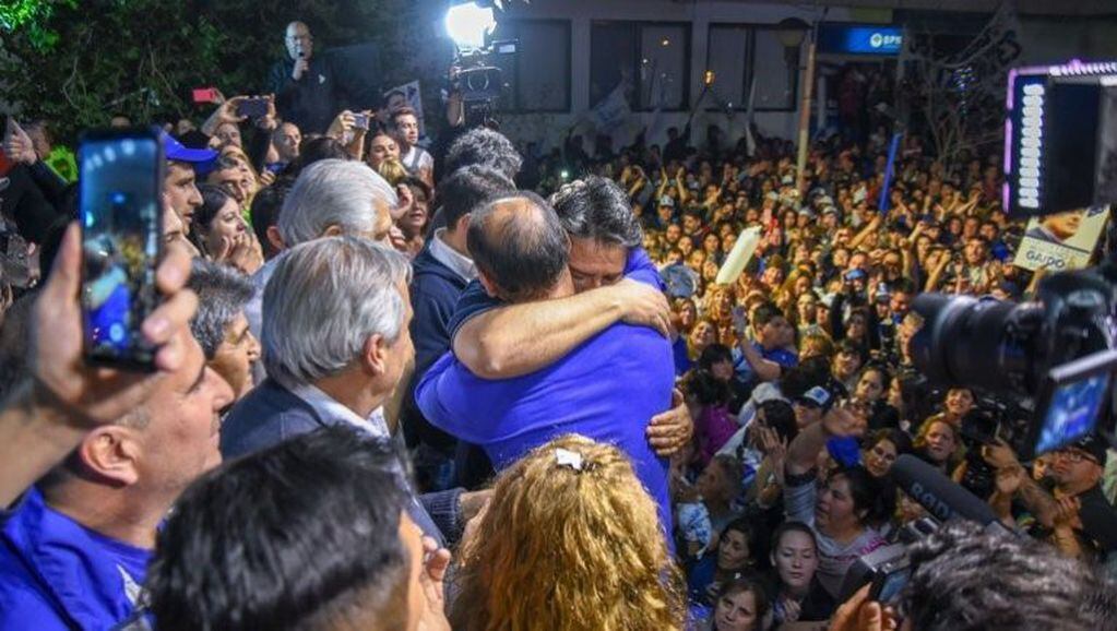 Abrazo entre el intendente electo Gaido y el gobernador de la provincia Omar Gutiérrez tras la victoria del MPN.