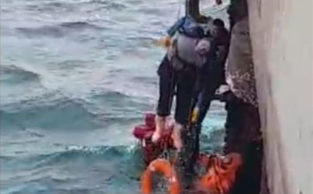 Prefectura Naval Argentina logra salvar a un estibador que cayó al agua.
