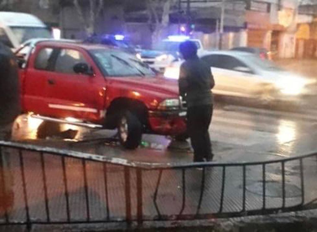 Del choque en Oroño y Rueda participó un auto y una camioneta que terminó incrustada en la reja de una vivienda. (Twitter)