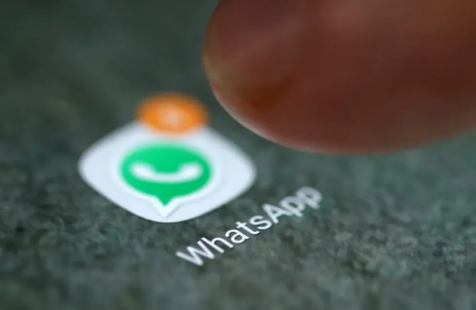 FILE PHOTO: The WhatsApp app logo is seen on a smartphone in this picture illustration taken September 15, 2017. REUTERS/Dado Ruvic/Illustration/File Photo   logo de WhatsApp logos
