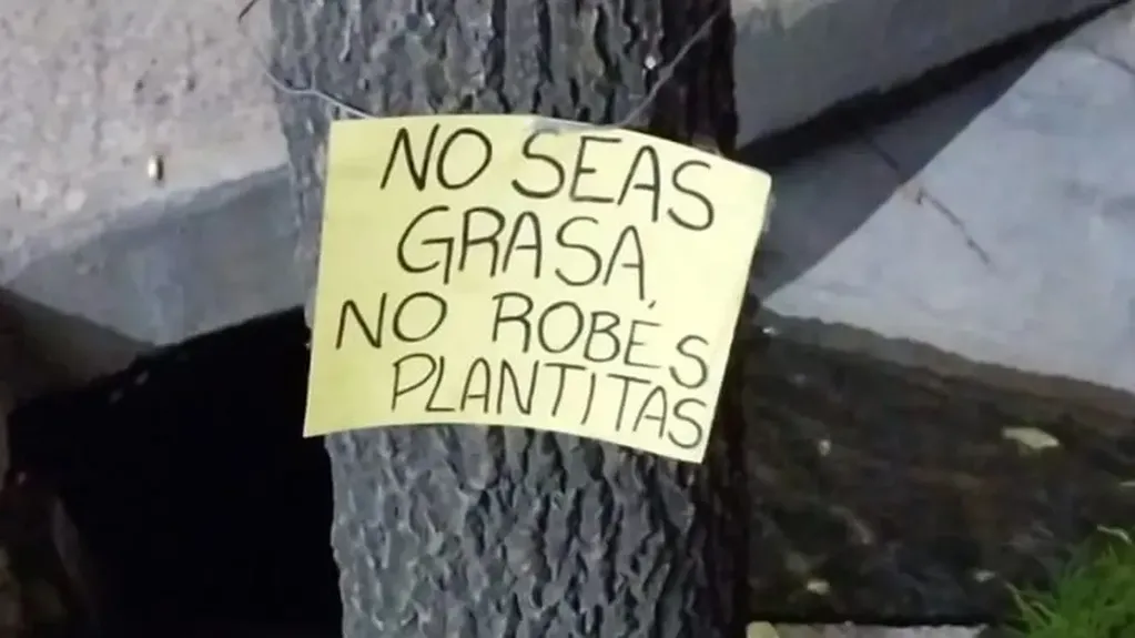 El cartel escrito por un vecino de Ciudad que se hizo viral. 