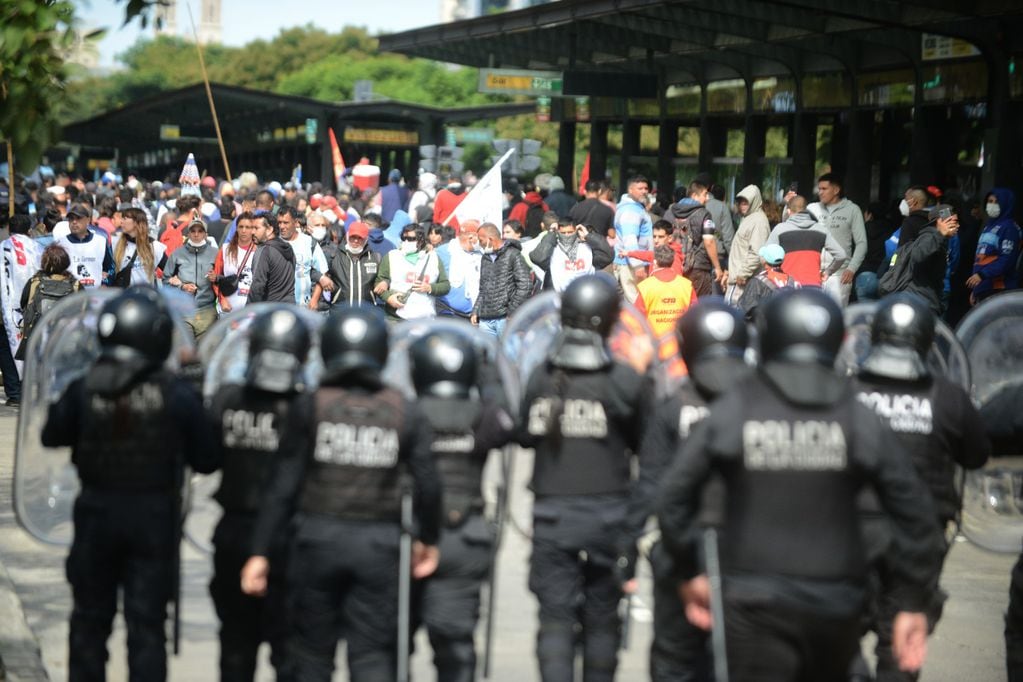 La Policía de la Ciudad enfrentando a los manifestantes.