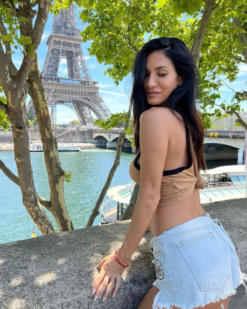 Silvina Escudero posó con la Torre Eiffel de fondo.