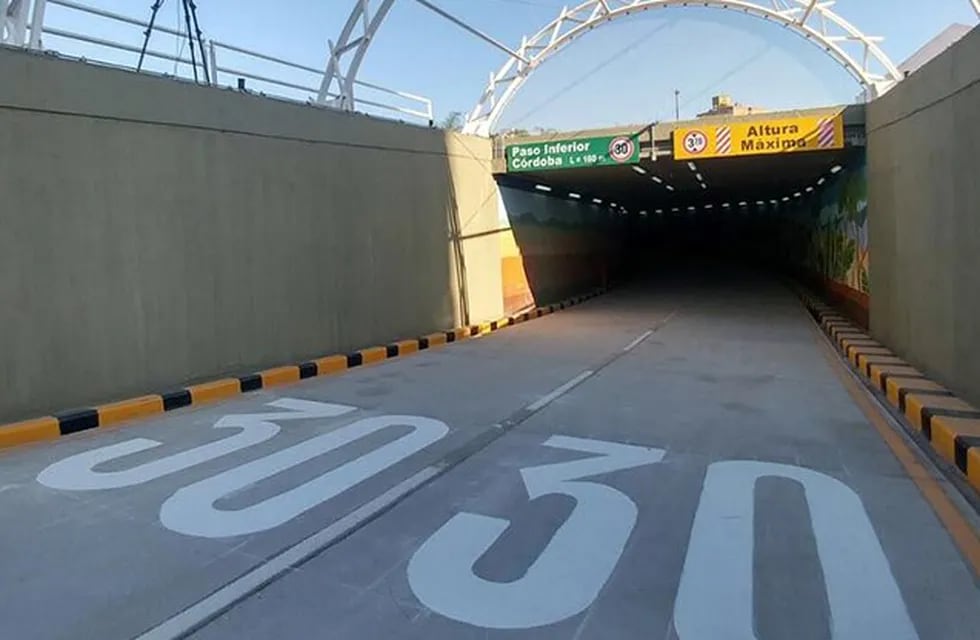 Hasta pasado el mediodía no se podrá transitar por el túnel de calle Córdoba porque se encuentran reparando el asfalto.