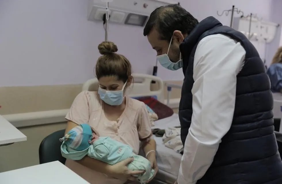 El gobernador Oscar Herrera Ahuad visitó a Paula y su bebé Neison, el primero en nacer en el Hospital Neonatal de Posadas. Canal 12