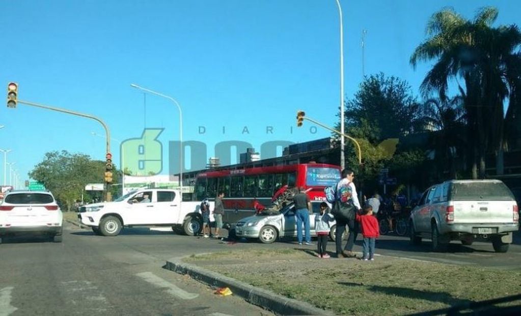 Una moto y un remís protagonizaron un espectacular choque en Corrientes. (Foto: Época)