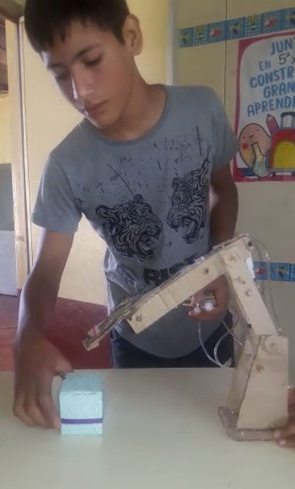 Tiene 13 años y construyó un brazo robótico con sistema hidráulico