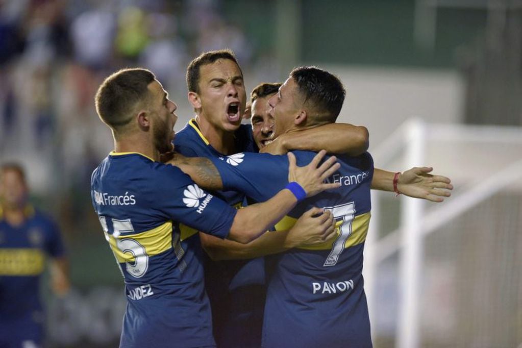 Boca Juniors' forward Carlos Tevez (C) celebrates with teammates after scoring a goal against Banfield during their Argentina First Division Superliga football match at  Florencio Sola stadium, in Banfield city, near Buenos Aires, on February 18, 2018. / AFP PHOTO / Pablo Aharonian cancha banfield carlos tevez futbol torneo campeonato superliga futbol futbolistas banfield boca juniors