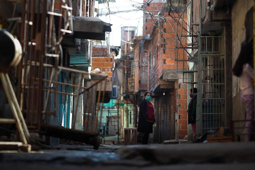 Una mujer con tapabocas es vista en el barrio 31 de la ciudad de Buenos Aires (Argentina), uno de los lugares con mas casos de COVID-19 positivos en el país (Foto: EFE/Juan Ignacio Roncoroni)