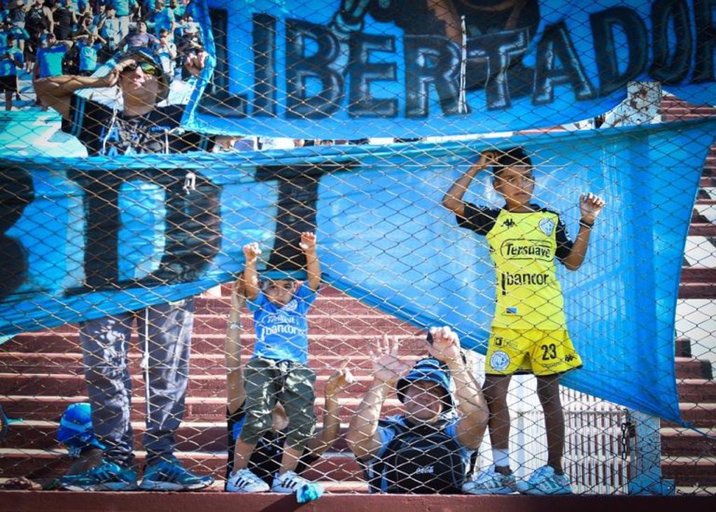 La hinchada de Belgrano en el partido contra Lanús, en Buenos Aires.