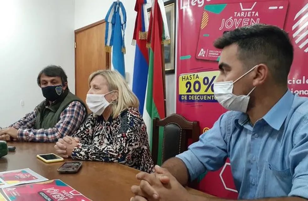 La intendenta María Eugenia Safrán lanzó la nueva tarjeta que ofrece descuentos en la ciudad de Apóstoles. )Twitter)