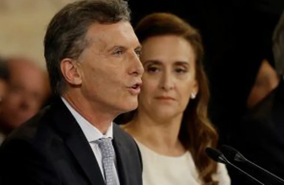 Mauricio Macri delivers his inauguration speech after being sworn as new president by Vice-President and Senate President Gabriela Michetti, right, at Congress, in Buenos Aires, Argentina, Thursday, Dec. 10, 2015. Macri was sworn in, inheriting myriad eco