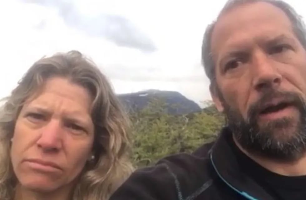 Débora y Pablo Meyer están dentro del campo tomado en El Foyel (captura video)