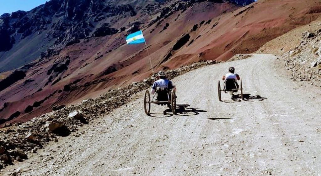 Enarbolando la bandera argentina, así cruzaron la cordillera.