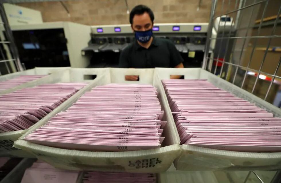 Martinez (United States), 03/11/2020.- An election worker fills a tray of ballots that went through a high speed photograph sorting machine at the Contra Costa County-Recorder-Elections Department facility in Martinez, California, USA, 03 November 2020. Americans vote on Election Day to choose between re-electing Donald J. Trump or electing Joe Biden as the 46th President of the United States to serve from 2021 through 2024. (Elecciones, Estados Unidos) EFE/EPA/JOHN G. MABANGLO