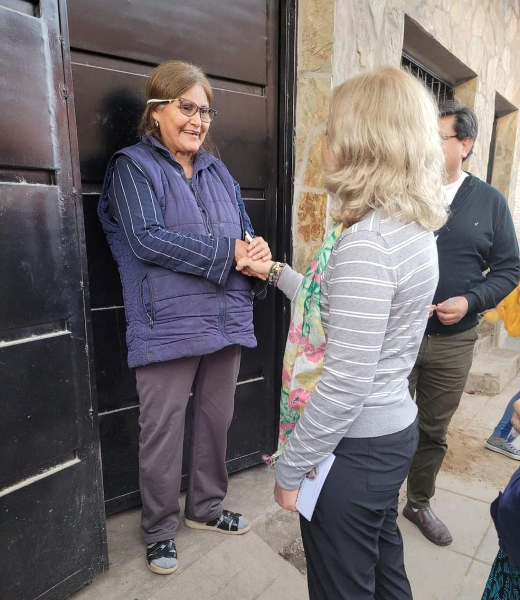 La candidata Liliana Fellner, aspirante a intendente de San Salvador Jujuy, recorre los barrios para dialogar en persona con el vecindario.