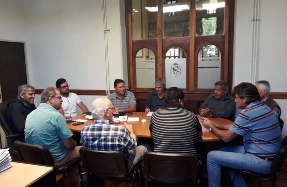 Reunión entre funcionarios municipales y organizadores de las 24 Horas de la Corvina Negra