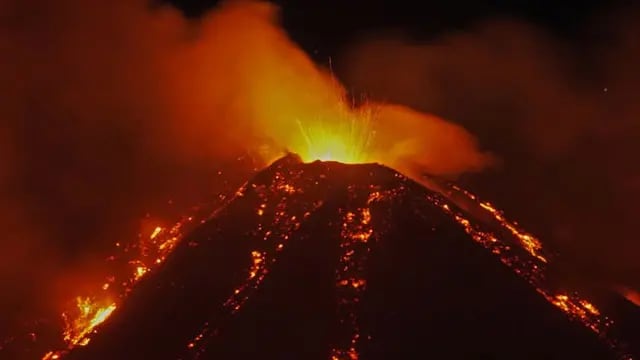 Erupción del volcán Etna, en las costas de la isla de Sicilia, en Italia.