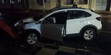 Siniestro vial en Posadas: chocó un poste de luz en pleno centro