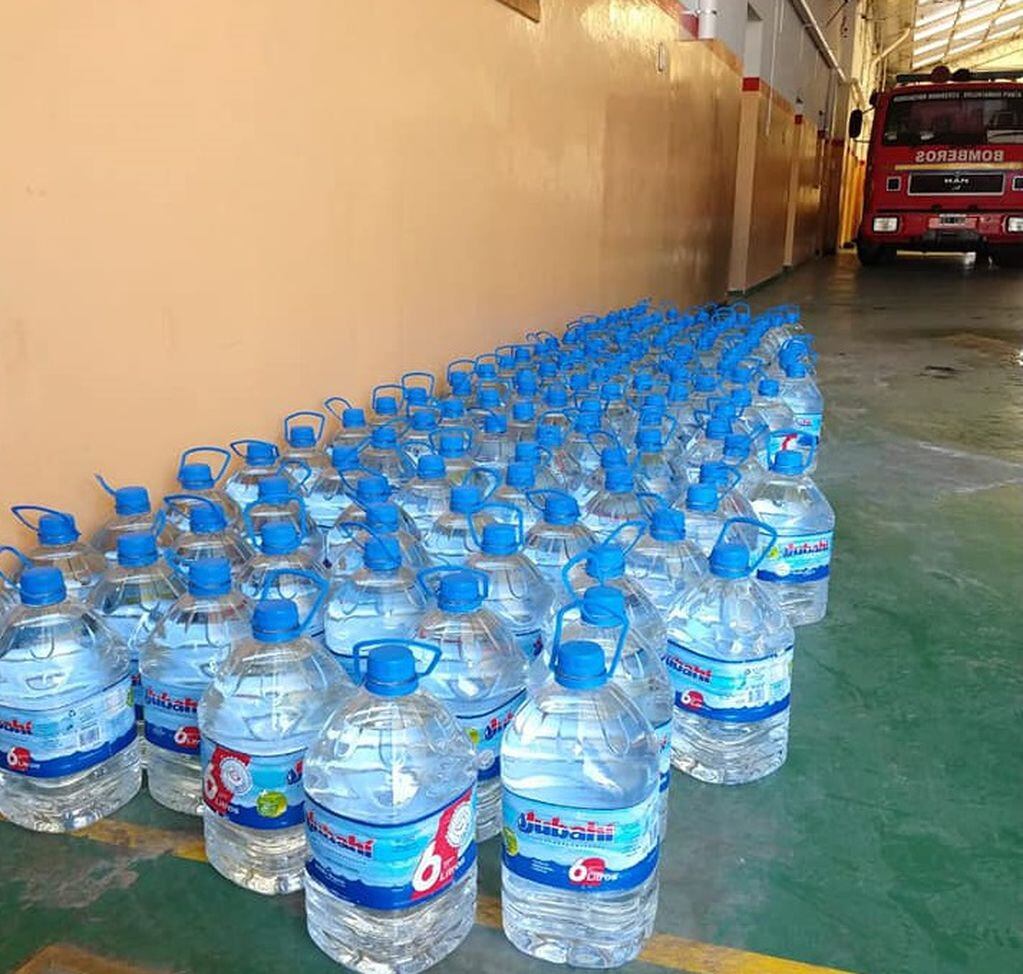 Donación de agua a bomberos voluntarios de Punta Alta