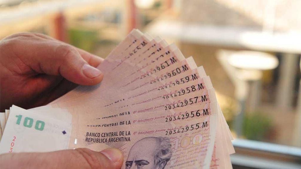 Cada vez más billetes: el alarmante escenario que plantea Moody's para nuestro país. 