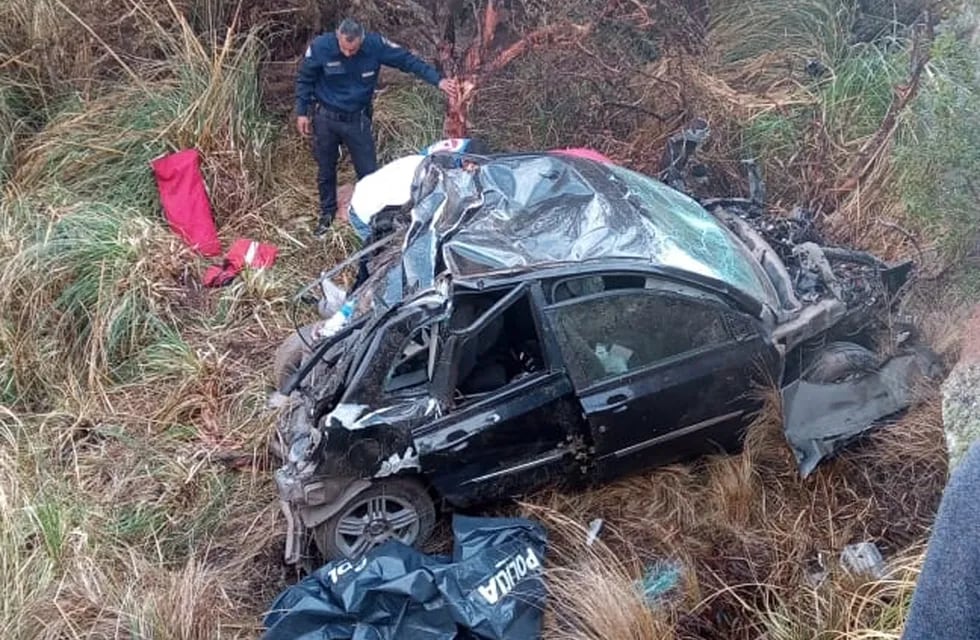 Dos muertos al desbarrancar un auto en las Altas Cumbres, en la tarde del martes 7 de septiembre de 2021 (Policía).