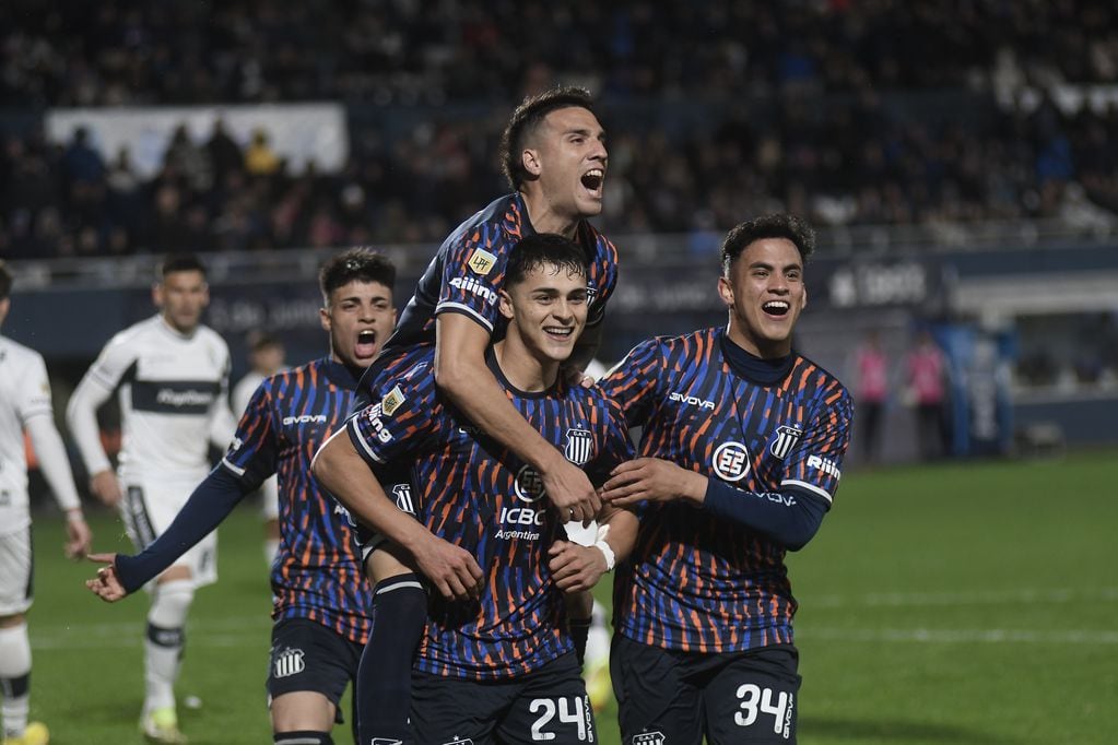 Talleres se enfrentó a Gimnasia en La Plata y se impuso 3-0. Bustos marcó un gol y salió lesionado. Sosa hizo dos goles para los de Gandolfi. (Federico López Claro / La Voz)