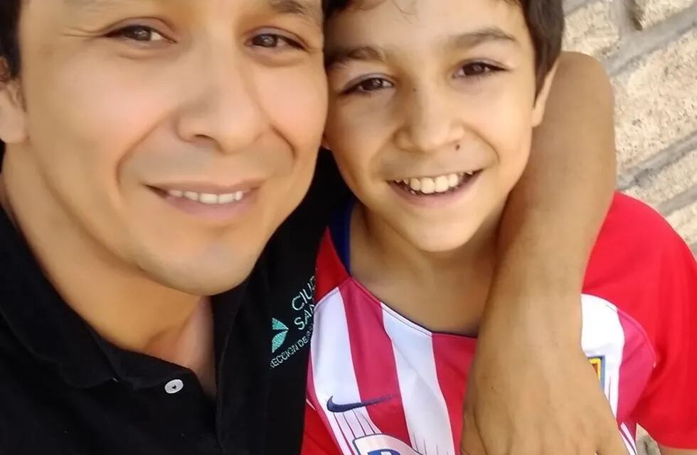 Mario junto a su hijo Tadeo