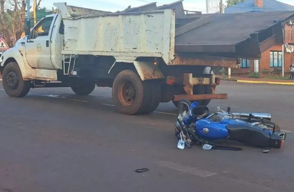 Accidente fatal en Wanda: un motociclista falleció tras chocar contra un camión.