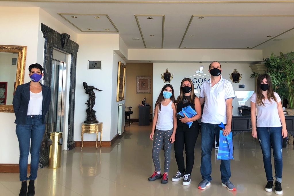 Luis Miguel Reggiani y Adriana Carina Testi junto a sus dos hijas fueron los primeros turistas del año en ingresar a El Calafate.