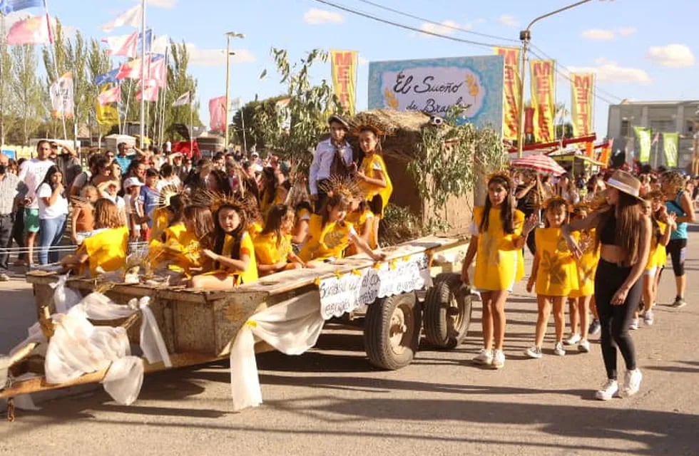 Exposición de carrozas alegóricas de la Fiesta Provincial del Trigo