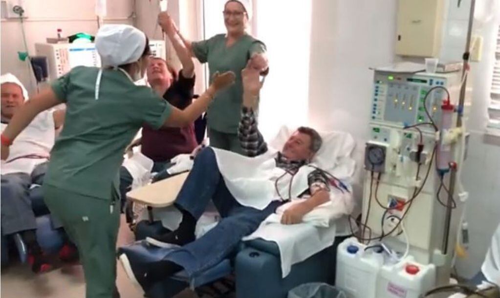 Médicos, enfermeros y pacientes de la unidad renal de Laboulaye se prendieron al desafío brasilero con un tema de Ulises Bueno.