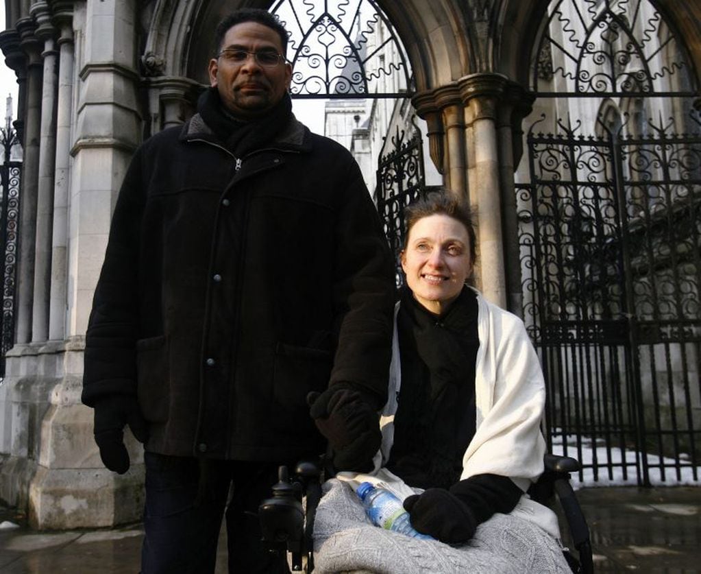 Debbie Purdy sufre esclerosis múltiple y junto a su esposo Omar Puente llevan una batalla legal en el Tribunal Superior de Londres en torno a la eutanasia