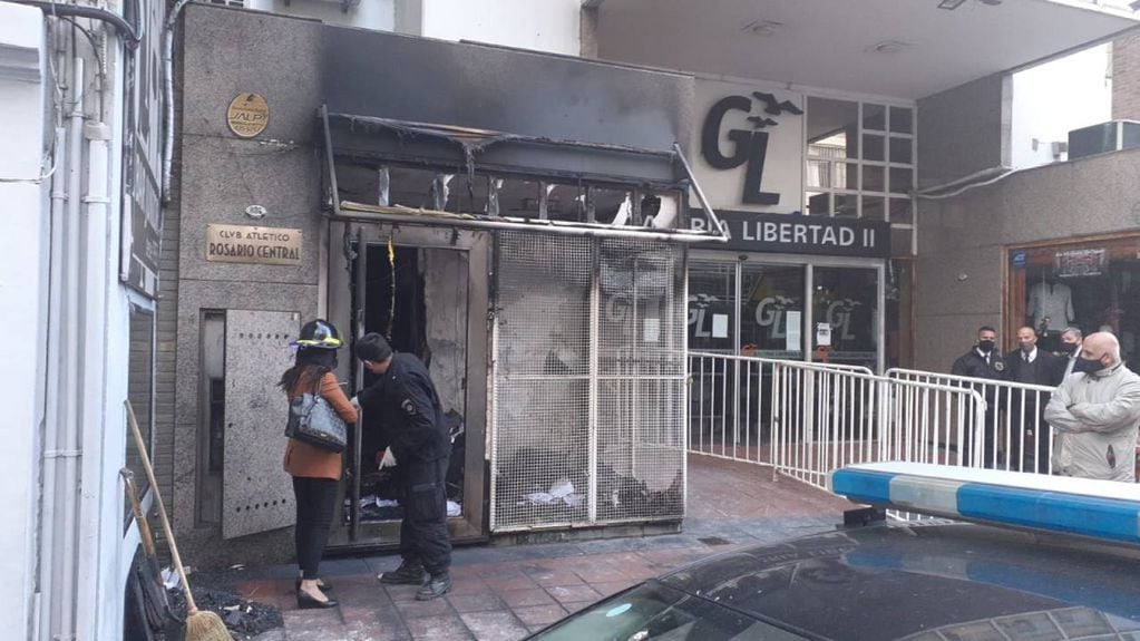 Personal de bomberos y la policía seguían inspeccionando la sede al amanecer para esclarecer el ataque. (@maccafab)