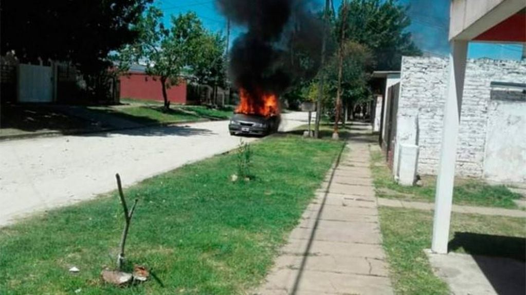 Vecinos de Paraná quemaron el auto del hombre acusado de matar a golpes a su hija