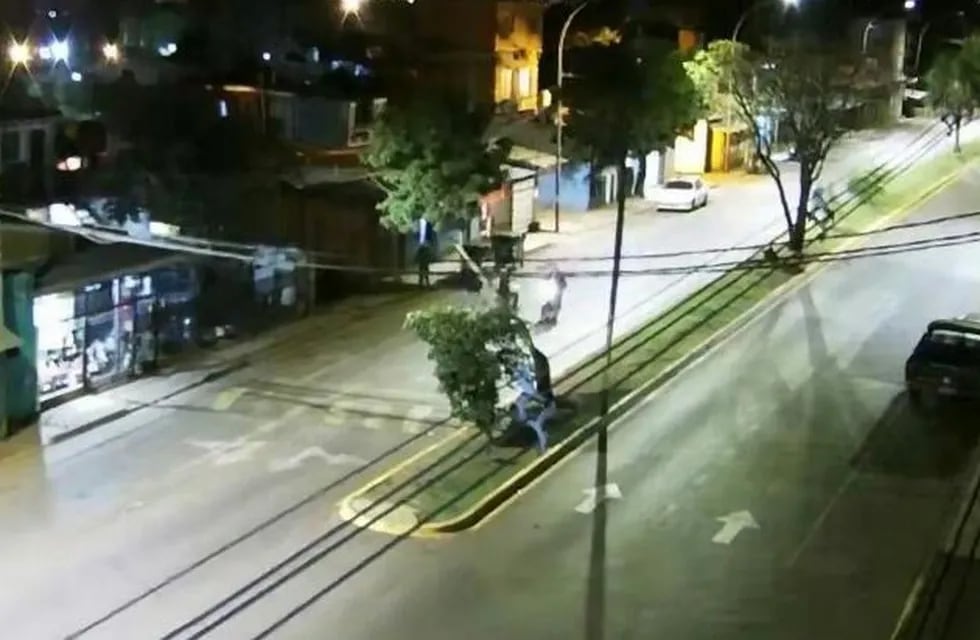 Fueron detenidos tras robar una moto y quedar grabados en cámaras de videovigilancia. Policía de Misiones