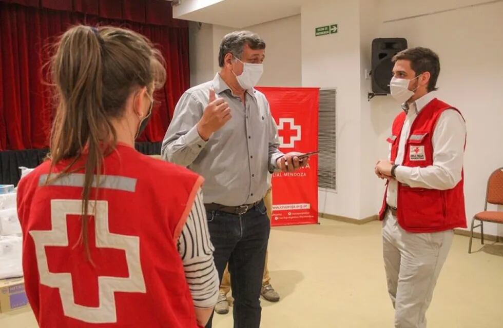 El intendente Daniel Orozco recibe la donación por parte de la Cruz Roja Argentina, filial Mendoza.