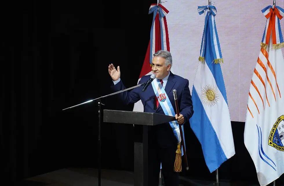 En el acto de asunción, Martín Llaryora se refirió a Javier Milei.