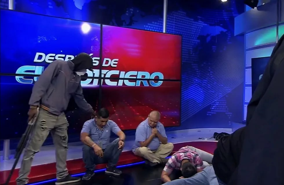 Un grupo armado entró a un canal de TV en Ecuador.