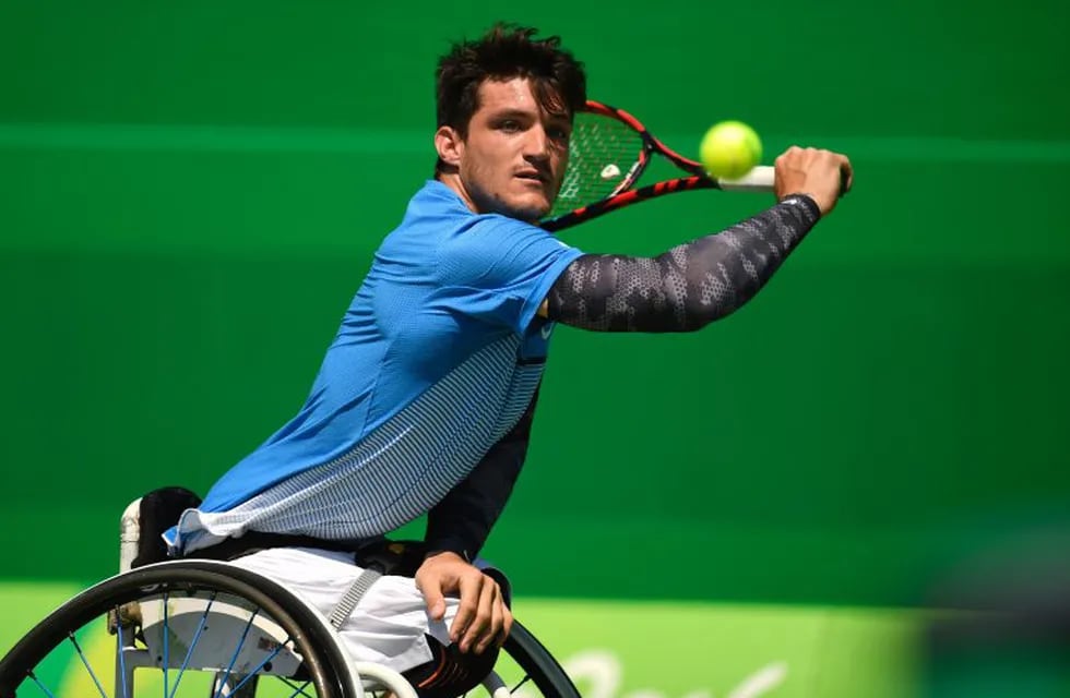 Argentina's Gustavo Fernandez returns the ball to Great Britain's Gordon Reid during their Wheelchair Tennis match at the Olympic Tennis Centre during the Rio 2016 Paralympic Games in Rio de Janeiro, Brazil, on September 13, 2016. / AFP PHOTO / CHRISTOPHE SIMON\r\n\r\n\r\n\r\n brasil rio de janeiro Gustavo Fernandez brasil juegos paralimpicos rio 2016 tenis tenista argentino en silla de ruedas