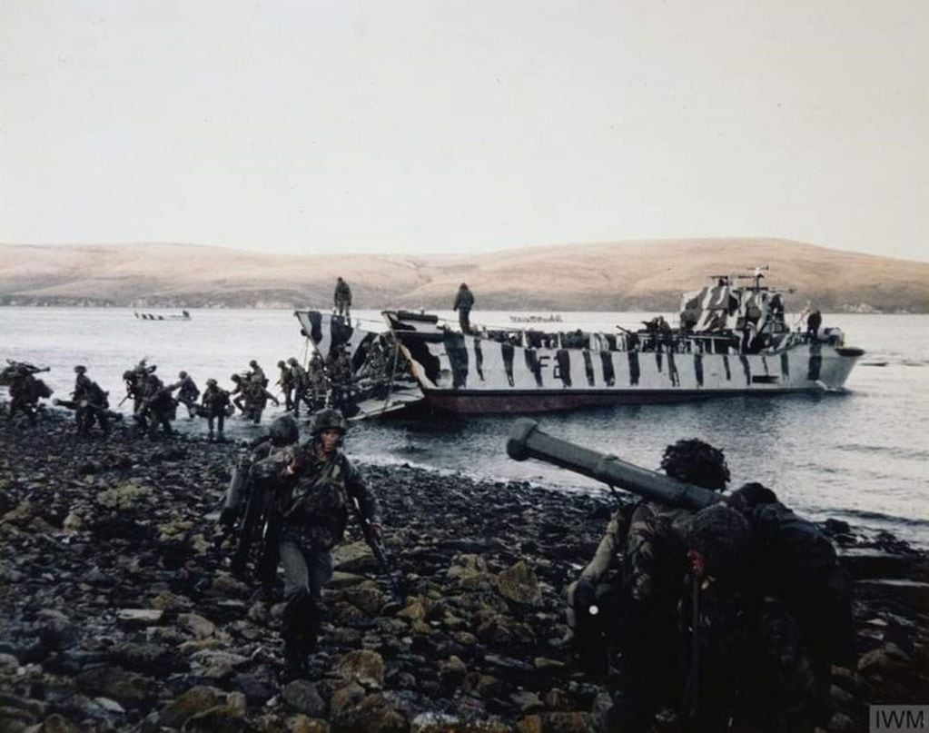 Con defensa aérea en constante alerta por ataques de la aviación argentina, las fuerzas británicas fueron consolidando la cabeza de playa en las horas posteriores al desembarco.