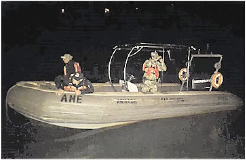 En la noche del lunes los rescatistas paraguayos intentaron rescatar a los desaparecidos.