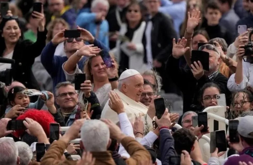 El papa Francisco deja la Plaza de San Pedro tras la ceremonia. (AP)