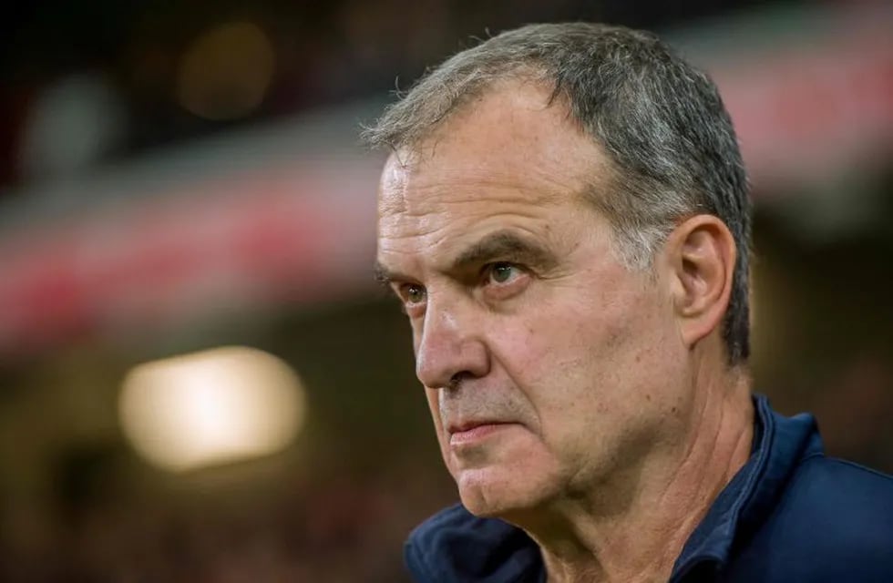 Lille's Argentinian head coach Marcelo Bielsa looks on during the French L1 football match between Lille OSC (LOSC) and Olympique de Marseille (OM) on October 29, 2017 at the Pierre-Mauroy Stadium in Villeneuve d'Ascq, northern France. / AFP PHOTO / PHILIPPE HUGUEN