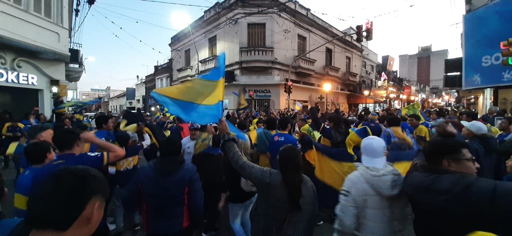 La multitud se instaló en la esquina de calles Belgrano y Lavalle para exteriorizar la alegría xeneize por el nuevo título logrado.