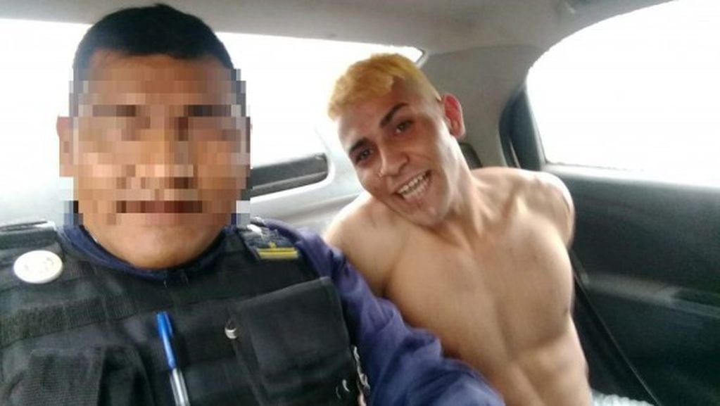 La selfie entre el policía y Brian Exequiel Díaz Crespin