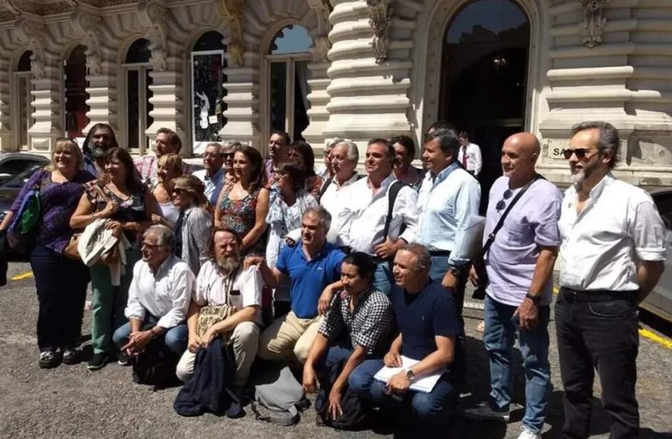 Sindicalistas docentes frente al Palacio Pizzurno, al cabo de la primera reunión de la paritaria nacional docente. (M. de Educación)