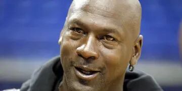 Michael Jordan ahora deberá responder la denuncia de la mujer. (Foto: AP)