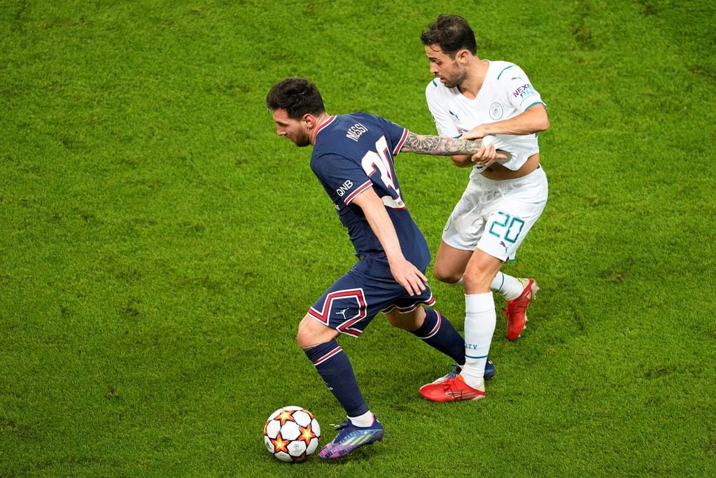 Lionel Messi ante la marca de Bernardo Silva en el partido entre Paris Saint Germain y Manchester City por la Champions League. (AP)