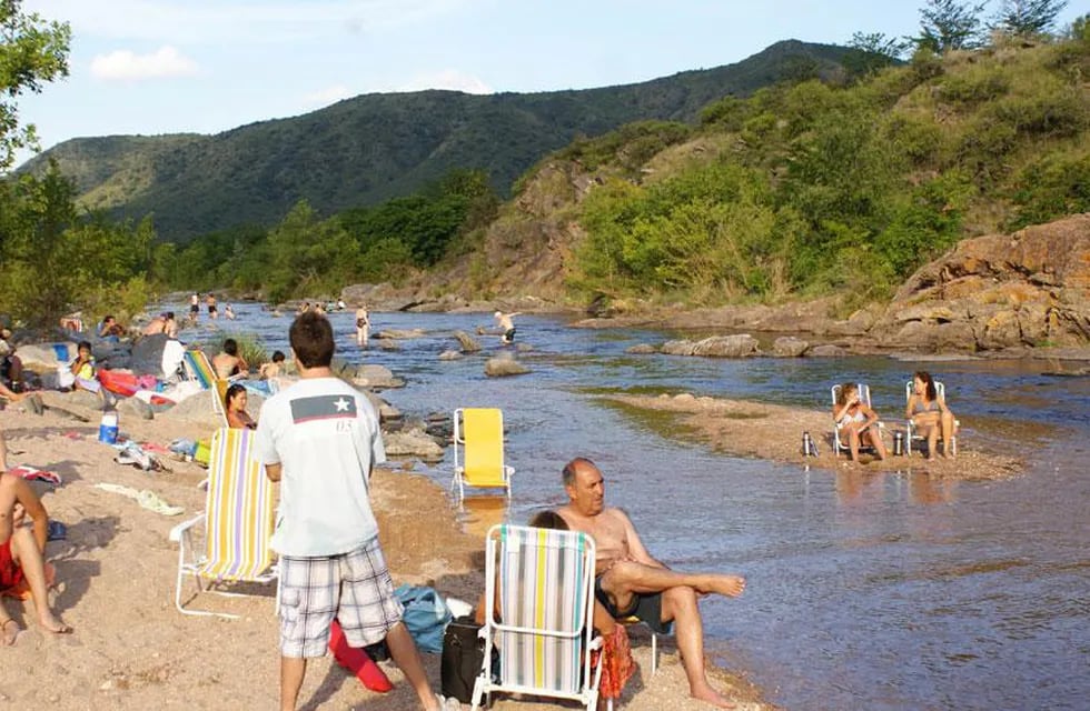 TURISMO. Así disfrutan los turistas a orillas del río en San Antonio de Arredondo (La Voz).